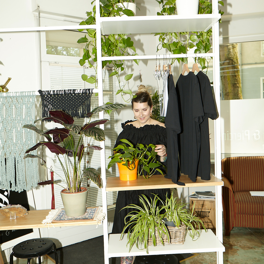 nastia-tattoo-artist-pflanzen-regal